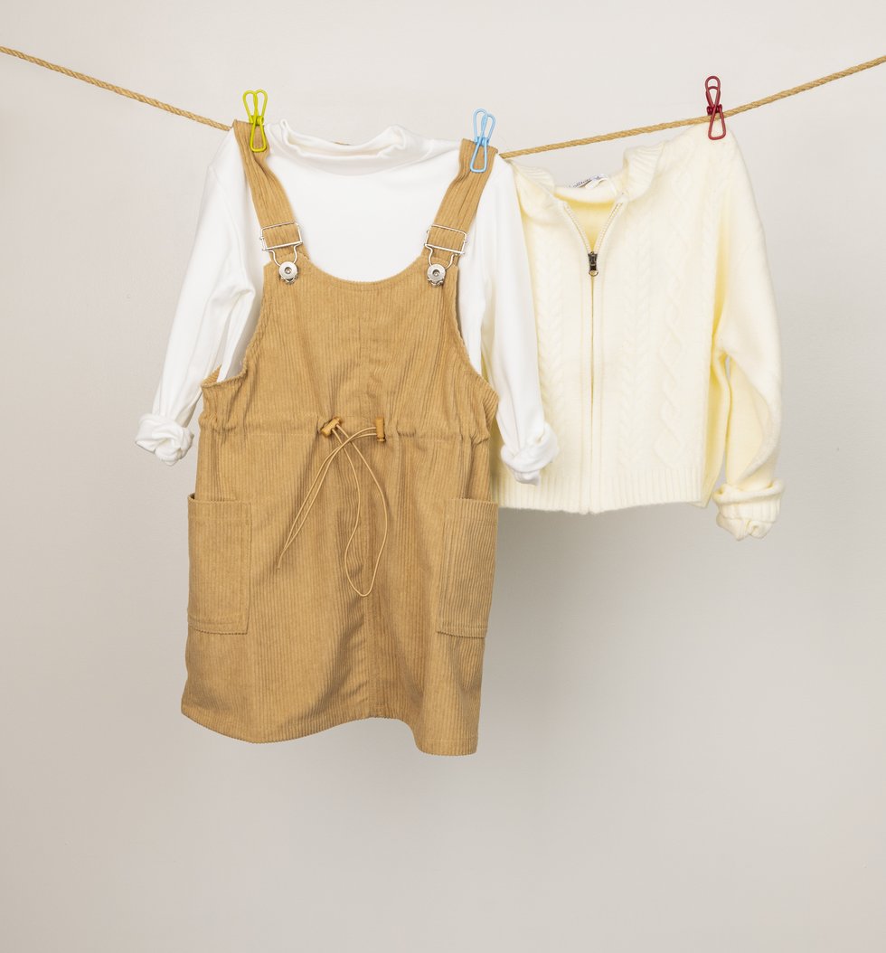 Größen: 4-14 Jahre Kleid mit Shirt: € 39,90 Weste: € 29,90