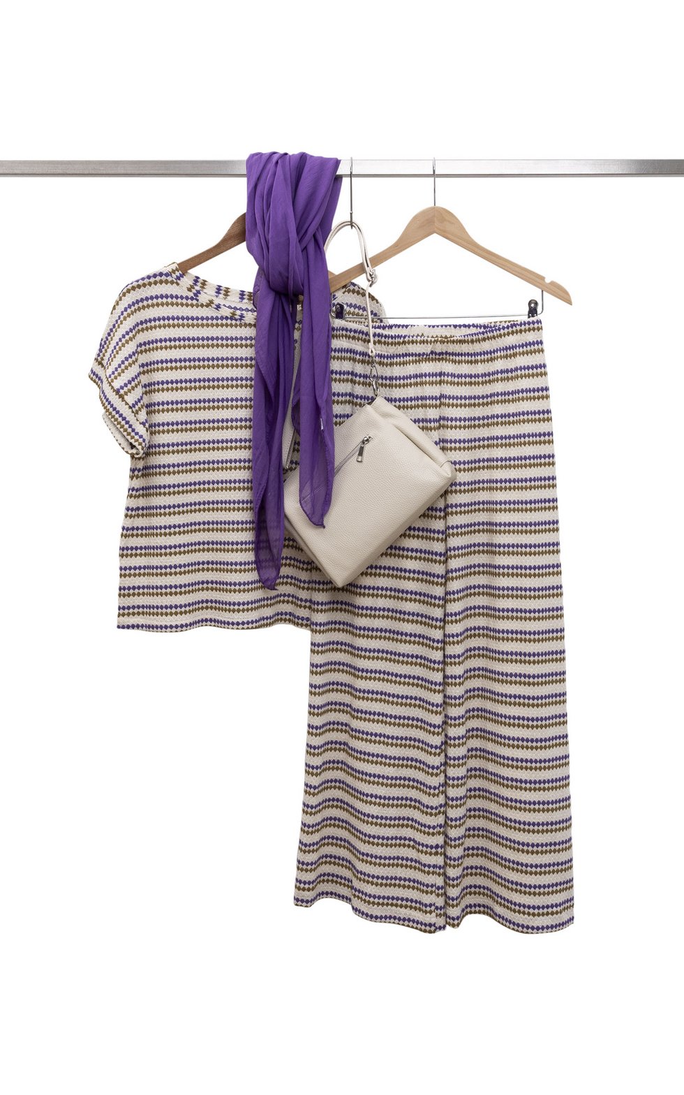 Fioretta Shirt: € 59,- Schal: € 29,- Ledertasche: € 99,- Hose: € 79,-