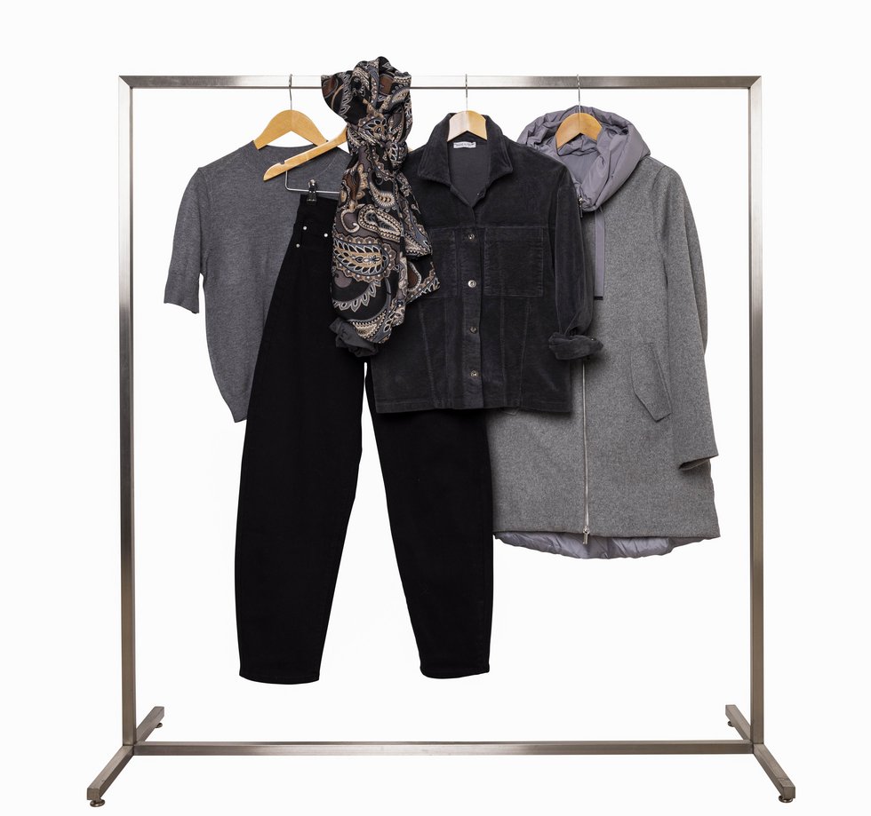Fioretta Pulli: € 69,- Jeans: € 89,- Schal: € 29,- Cordjacke: € 79,- Mantel: € 199,-