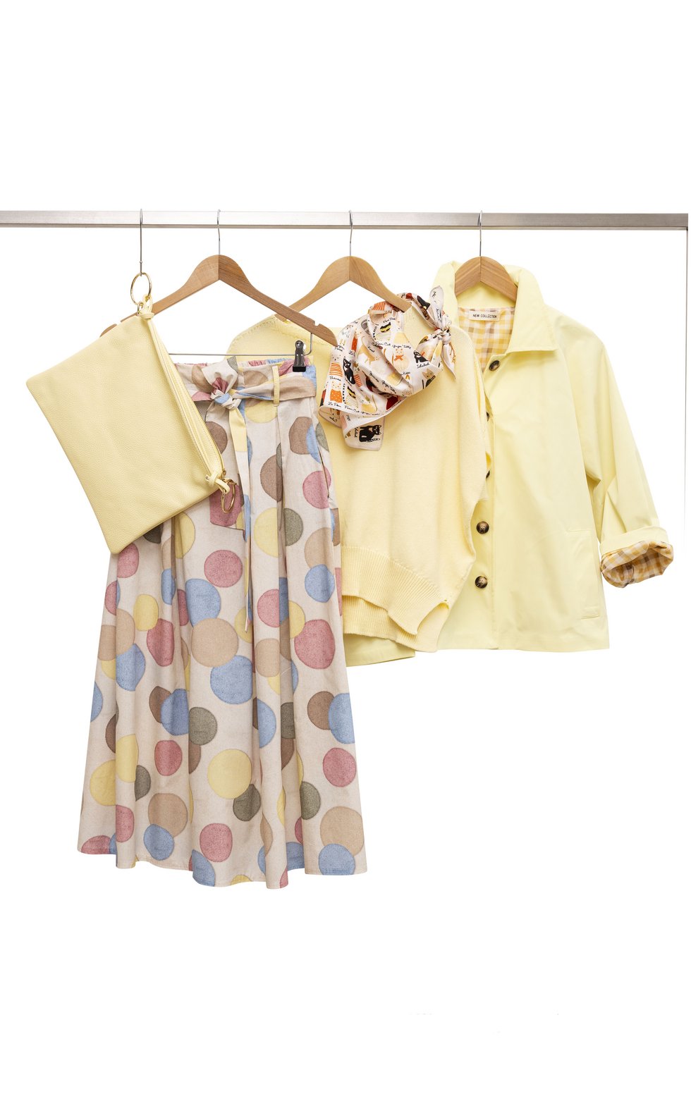 Fioretta Ledertasche: € 89,- Rock: € 89,- Pulli: € 69,- Seidentuch: 29,- Jacke: € 129,-