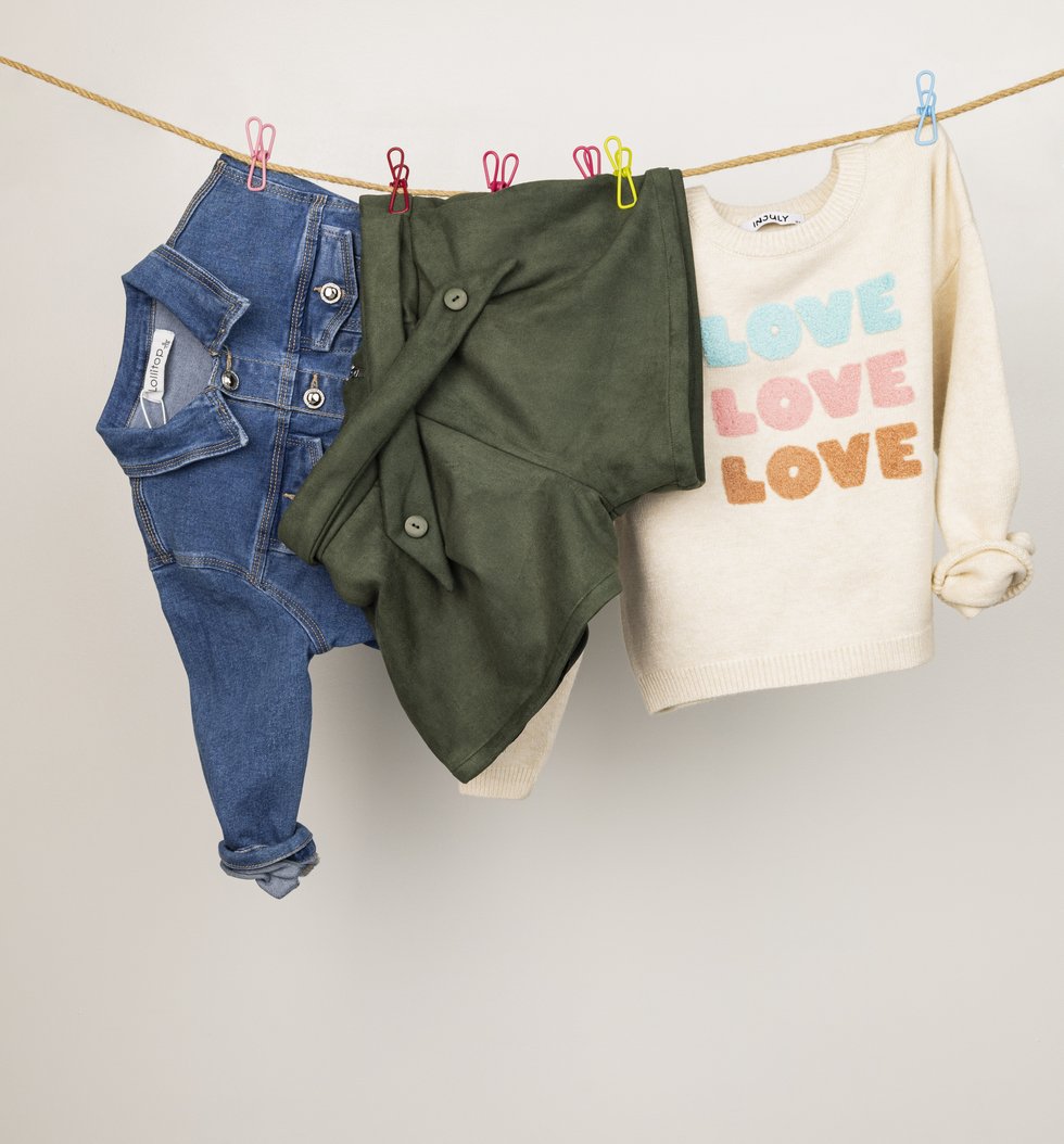 Ab 4 Jahren Jeansjacke: € 35,90 Hosenrock: € 29,90 Pulli: € 29,90