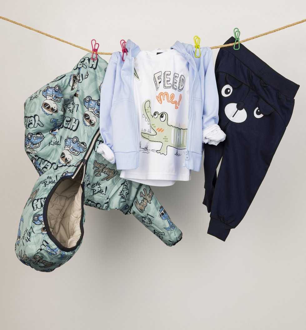 Größen: 6-36 Monate Wendejacke: € 45,90 Hoodie: € 25,90 Shirt: € 15,90 Jogginghose: € 15,90