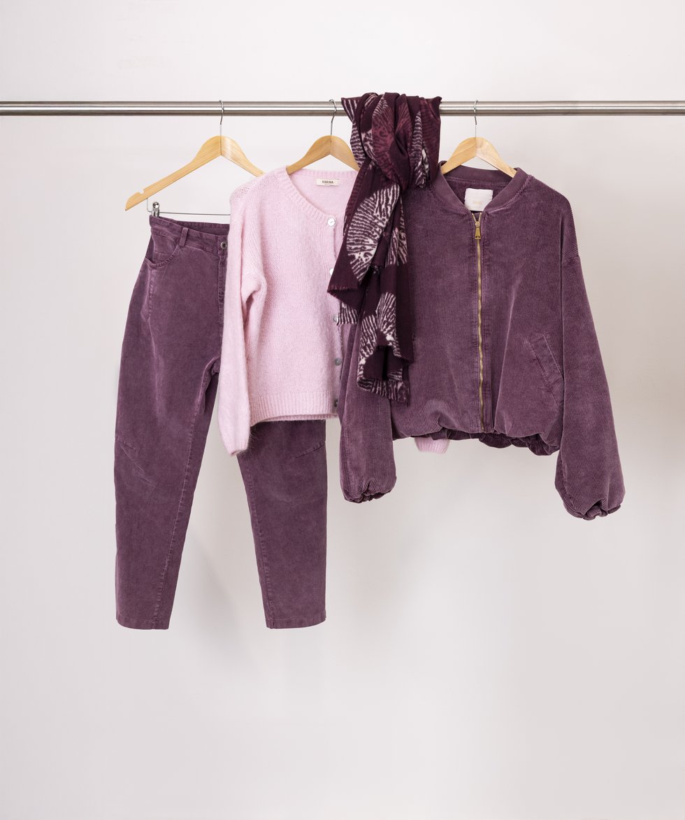 Fioretta Hose: € 99,- Weste: € 89,- Schal: € 29,- Jacke: € 149,-