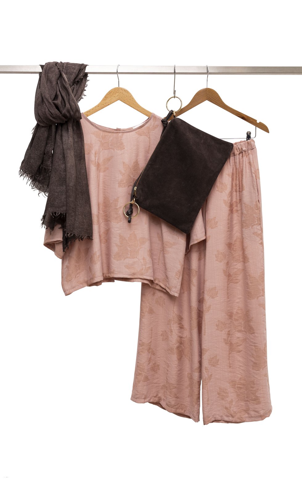 Fioretta Schal: € 29,- Bluse: € 69,- Ledertasche: € 89,- Hose: € 89,-