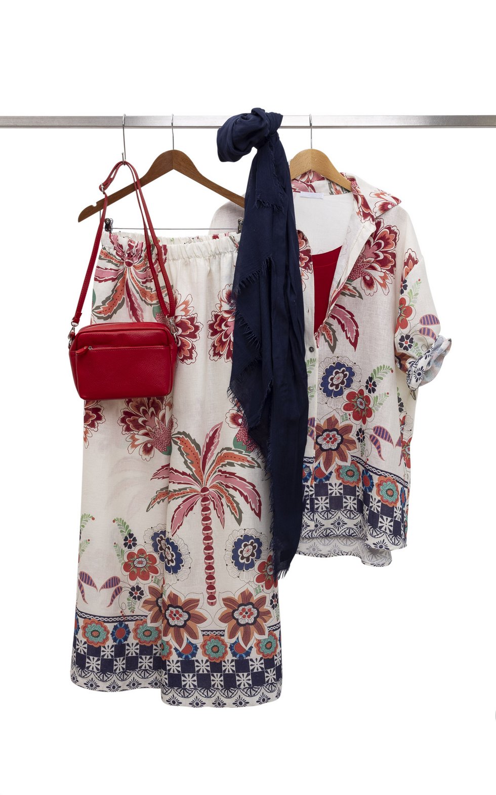 Fioretta Ledertasche: € 89,- Hose: € 99,- Schal: € 29,- Top: € 25,- Hemd: € 89,-