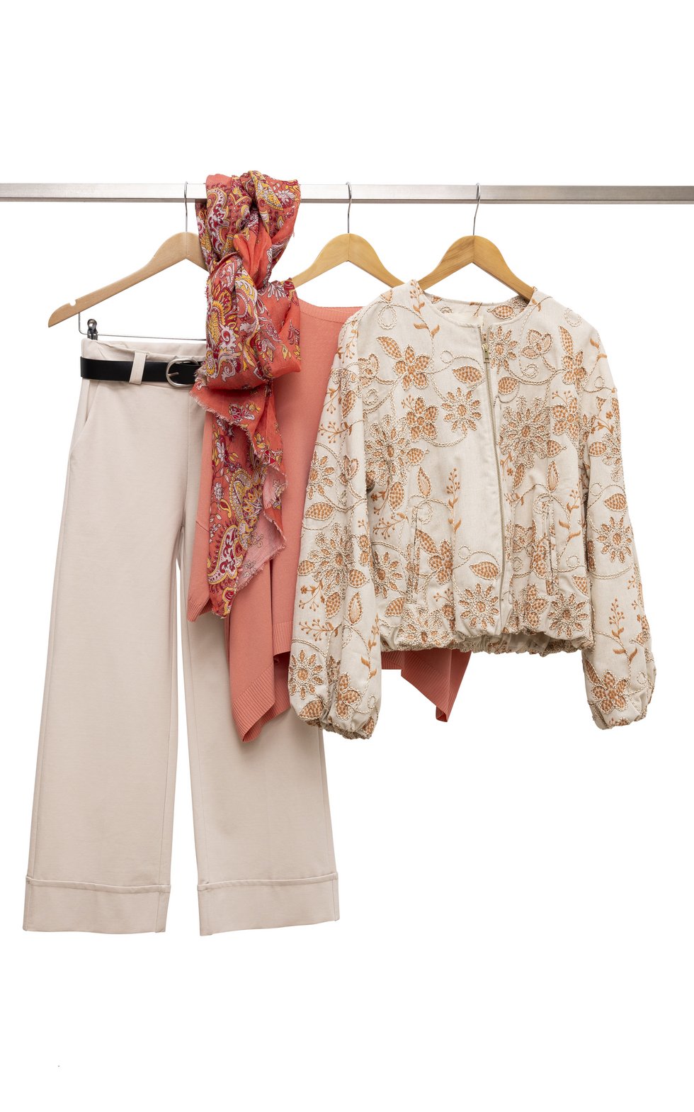 Fioretta Hose: € 89,- Schal: € 29,- Pulli: € 69,- Jacke: € 149,-