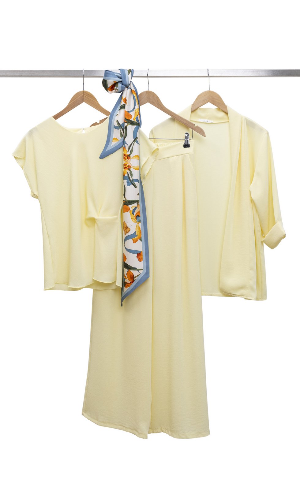 Fioretta Shirt: € 59,- Tuch/Gürtel: € 29,- Hose: € 79,- Weste: € 69,-