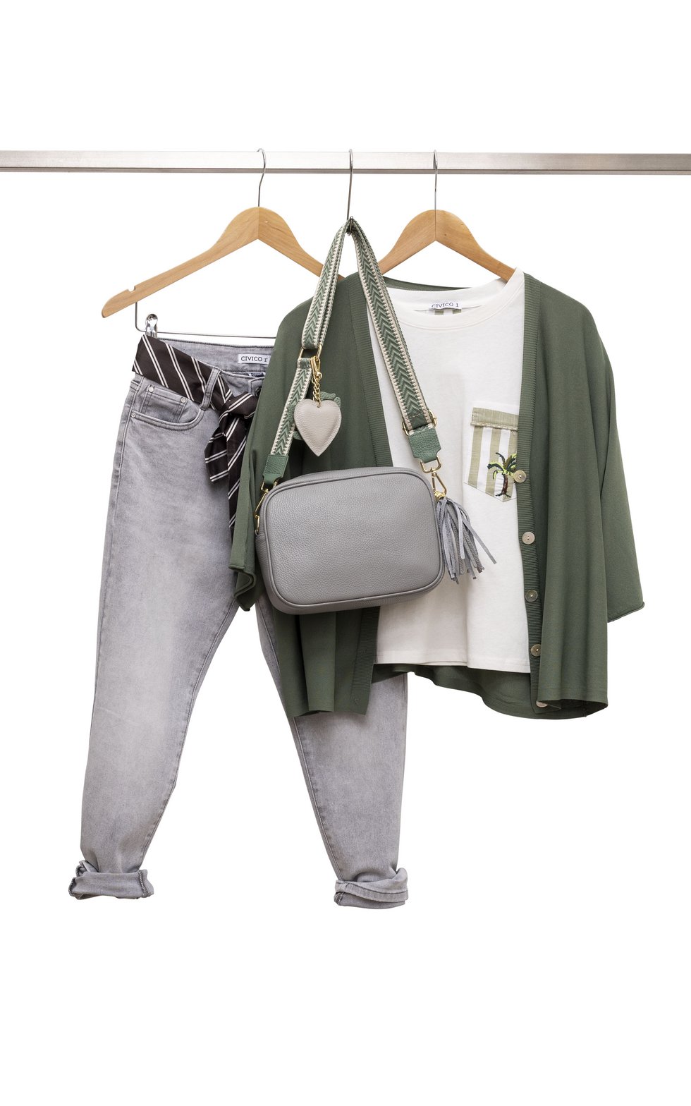 Fioretta Jeans: € 99,- Ledertasche: € 79,- Gurt: € 15,- Anhänger: € 9,- Shirt: € 49,- Weste: € 69,-