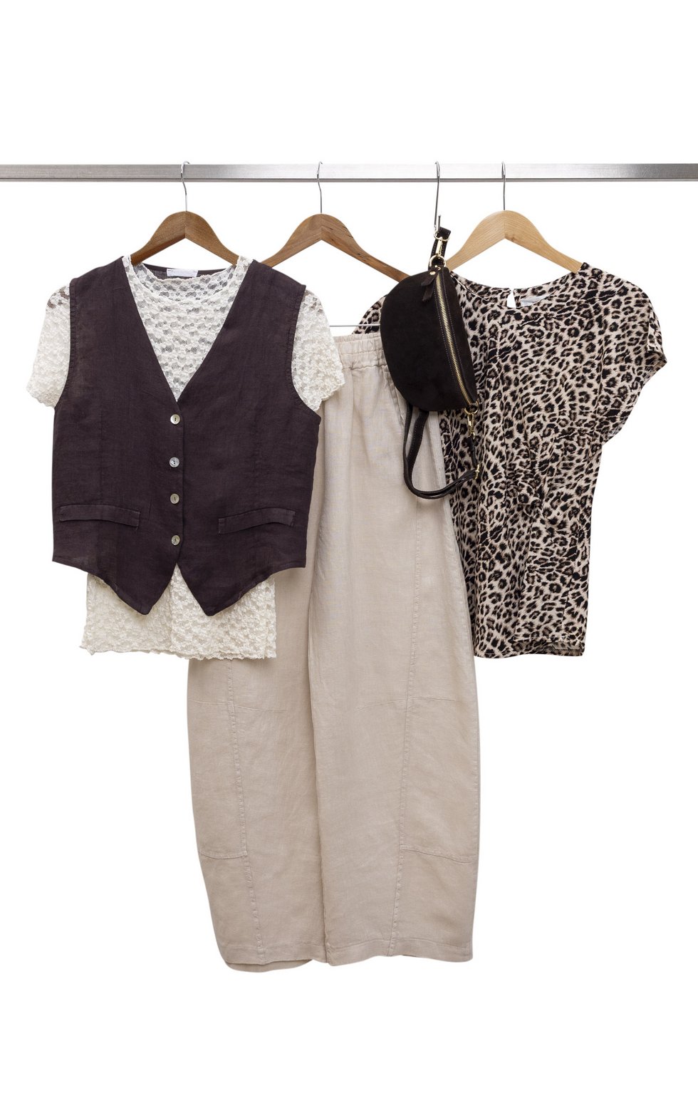 Fioretta Shirt: € 49,- Gilet: € 59,- Leinenhose: € 89,- Ledertasche: € 49,- Shirt: € 59,-