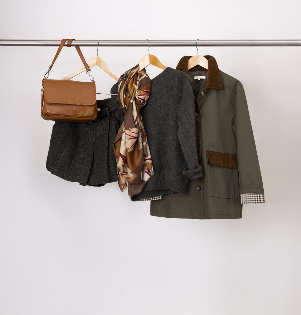 Fioretta Ledertasche: € 129,- Hosenrock: € 59,- Schal: € 29,- Pullover: € 89,- Jacke: € 159,-